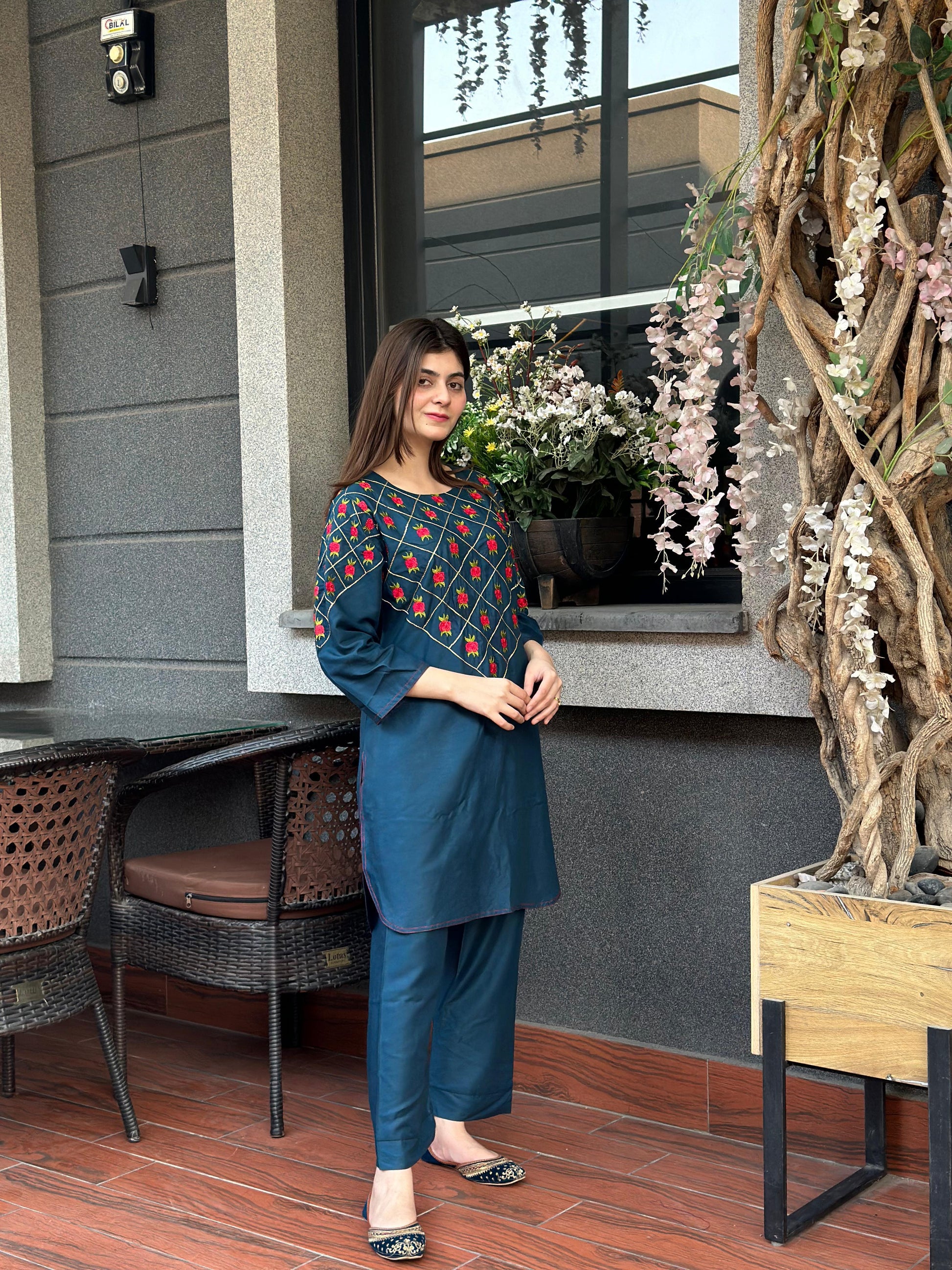 LAIRA Embroidered Article 2Pcs Stitched