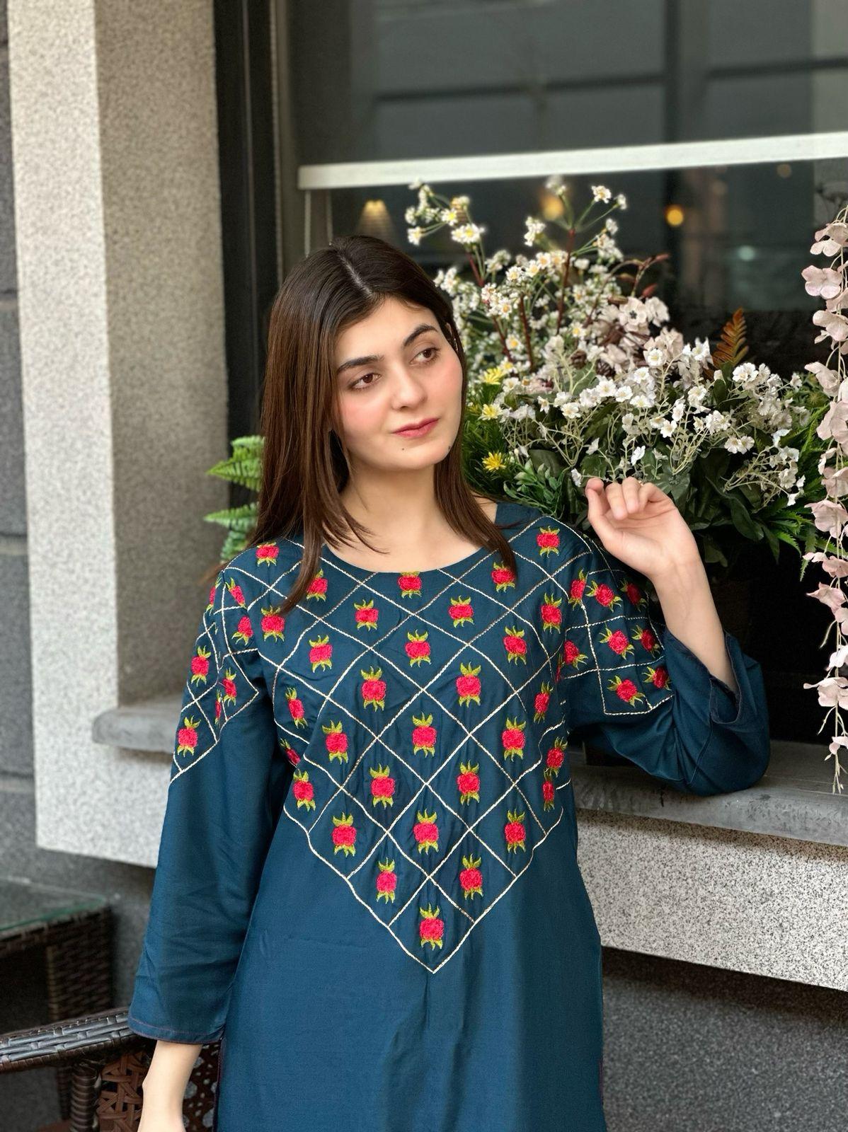 LAIRA Embroidered Article 2Pcs Stitched